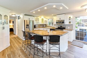 Private kitchen - An Entertainment Oasis! Off the I5,Woodburn Outlet Mall & minutes from Safeway. (Woodburn)