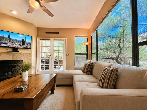 Canyon Vista 🌵3br Retreat: Views, Hiking, Birds, Heated Pools, Spas, Court, Gym