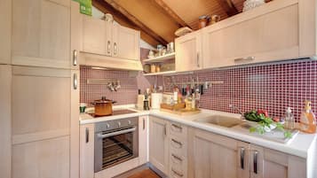 Kühlschrank, Ofen, Herdplatte, Wasserkocher mit Kaffee-/Teezubehör