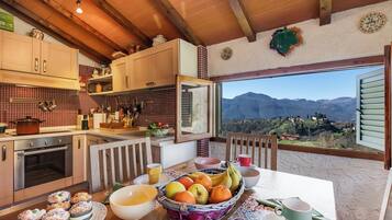 Fridge, oven, stovetop, coffee/tea maker