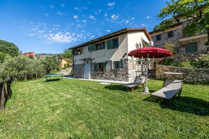 Property grounds - Family Friendly Rosa House Amazing View, Barga, Italy (Barga)