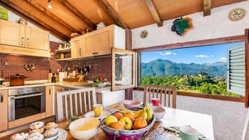 Fridge, oven, stovetop, coffee/tea maker