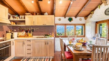 Fridge, oven, stovetop, coffee/tea maker