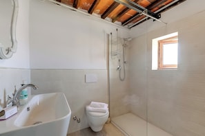Badewanne, Haartrockner, Bidet, Handtücher