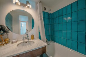 Combined shower/bathtub, hair dryer, towels