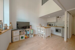 Fridge, oven, stovetop, coffee/tea maker