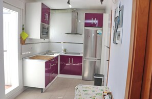 Kühlschrank, Mikrowelle, Toaster, Kochgeschirr/Geschirr/Besteck