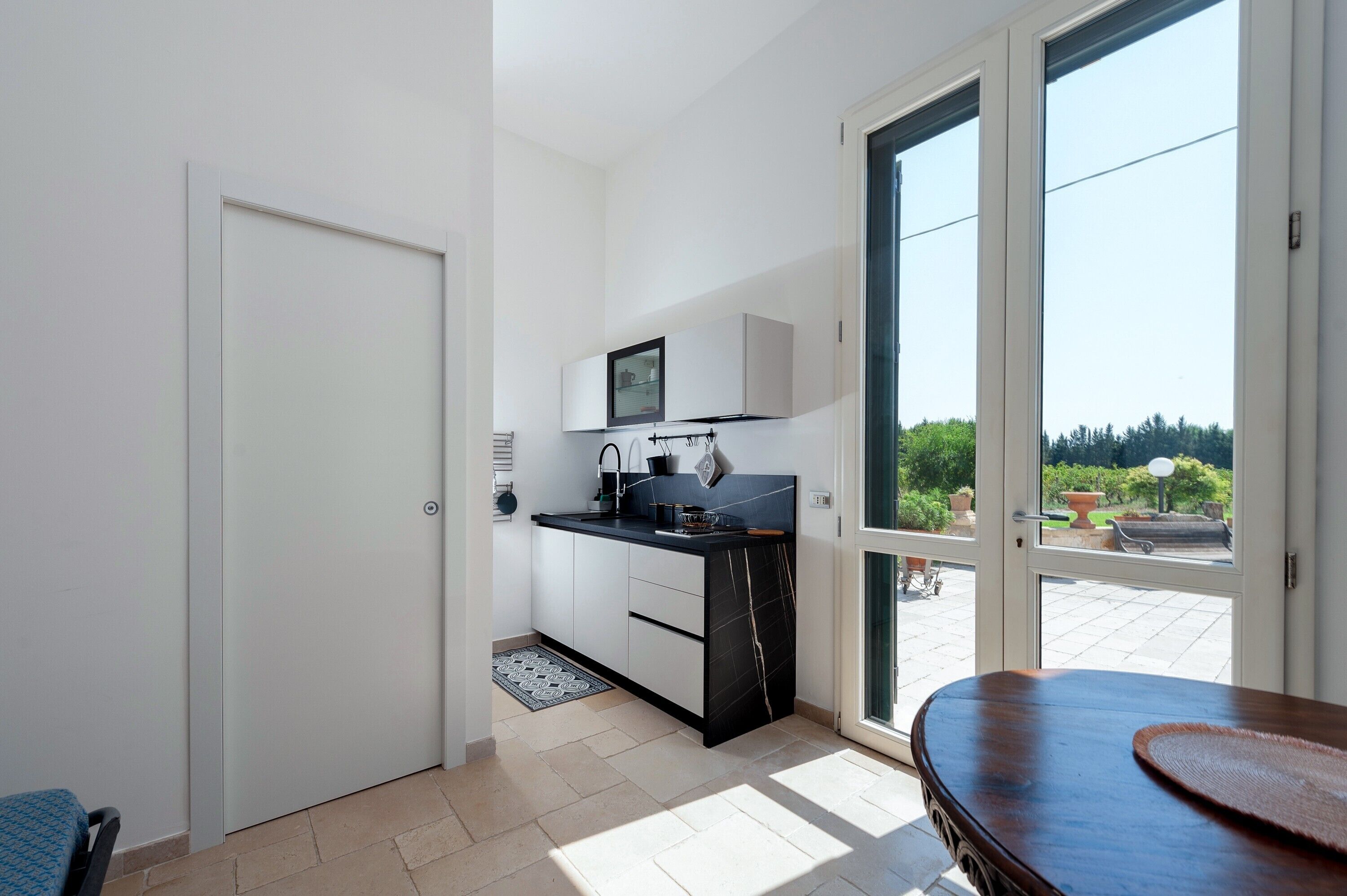 Kühlschrank, Ofen, Herdplatte, Wasserkocher mit Kaffee-/Teezubehör