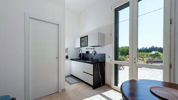 Kühlschrank, Ofen, Herdplatte, Wasserkocher mit Kaffee-/Teezubehör