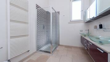 Dusche, Haartrockner, Handtücher