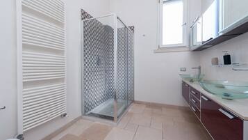 Dusche, Haartrockner, HandtĂŒcher