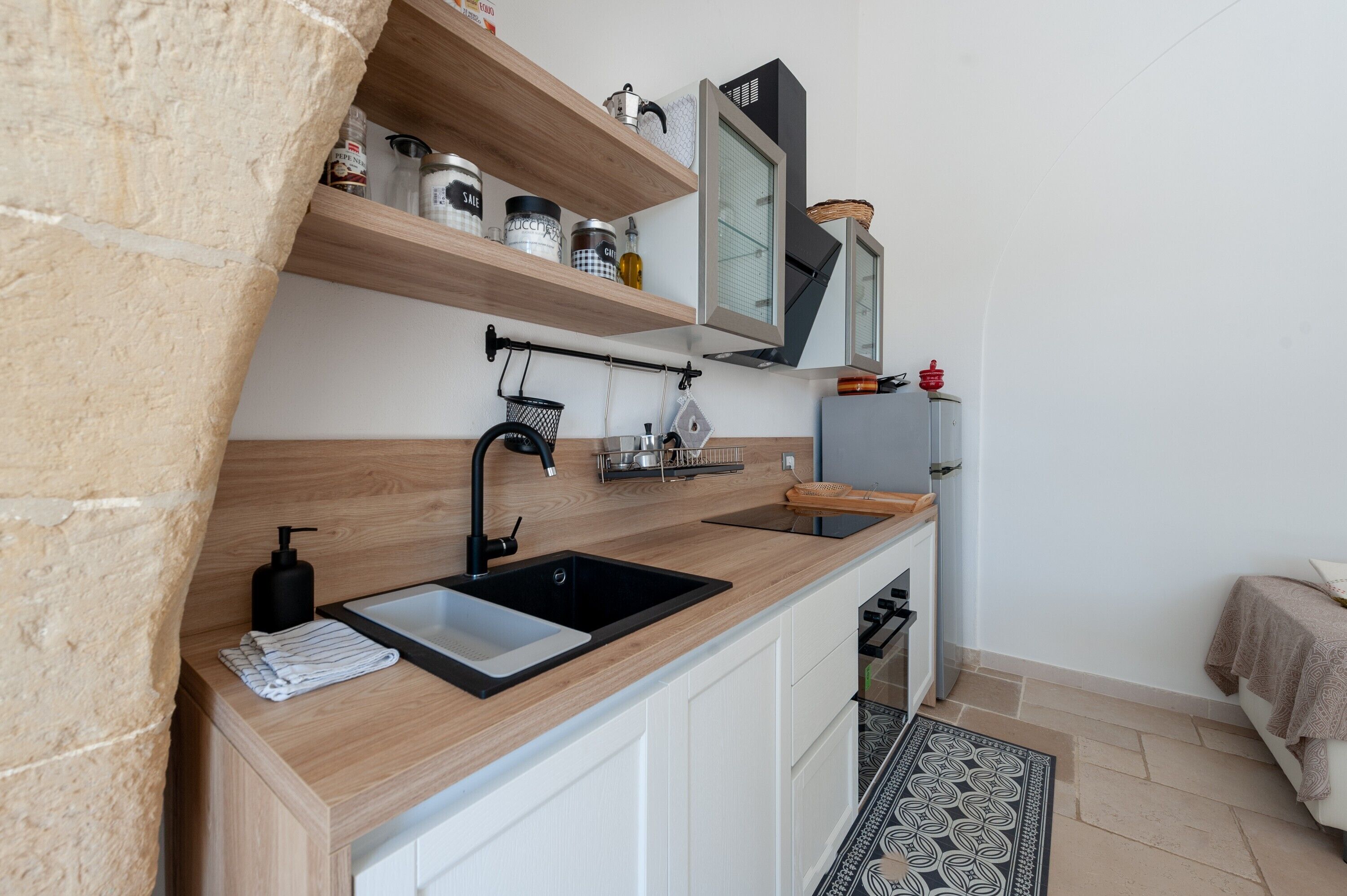 Fridge, oven, stovetop, coffee/tea maker