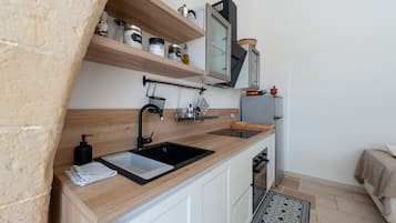 Fridge, oven, stovetop, coffee/tea maker