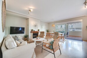TV, fireplace, stereo