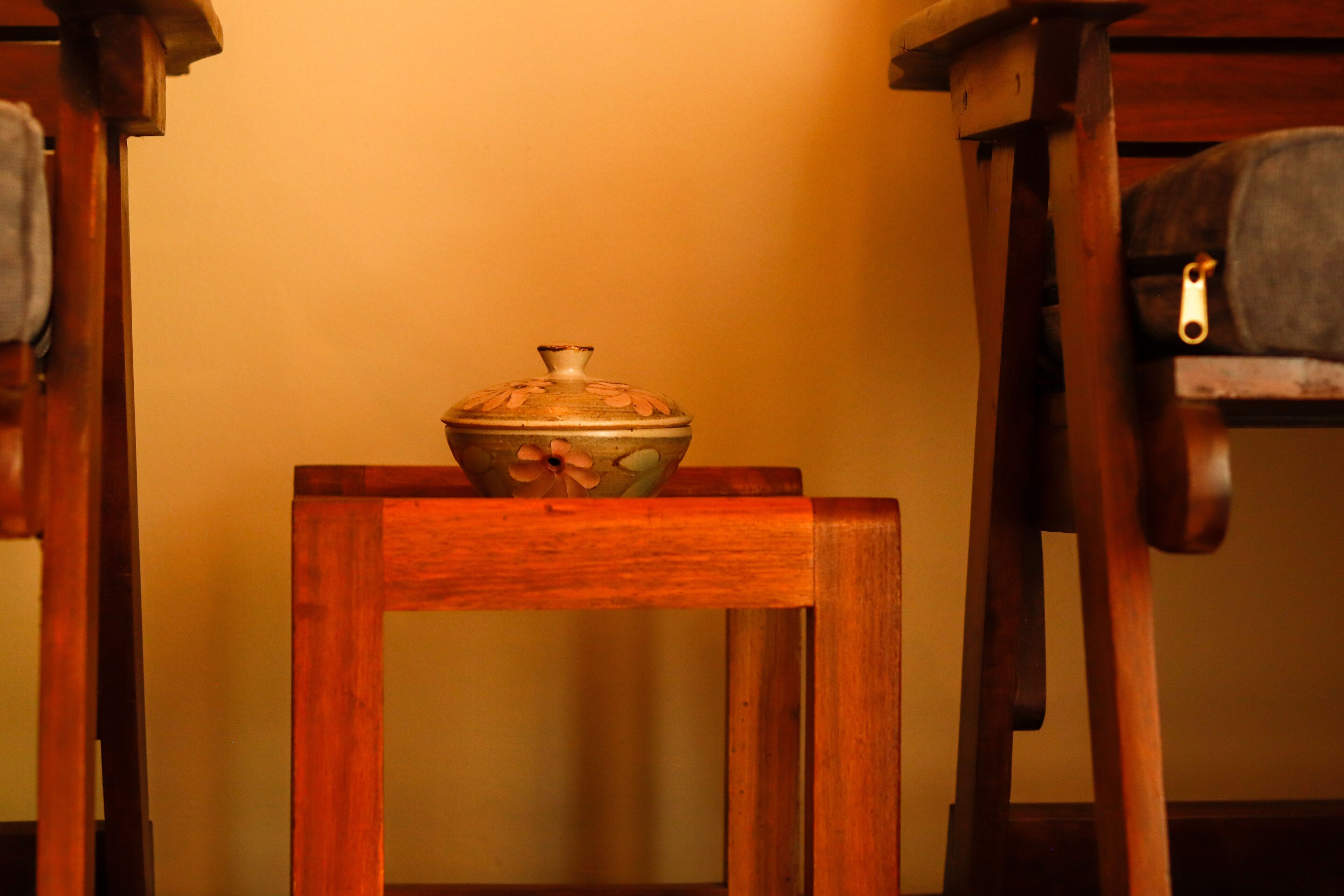 Una mesa de madera con un cuenco decorativo encima.