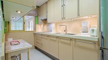 Køleskab, mikrobølgeovn, ovn, kogeplade