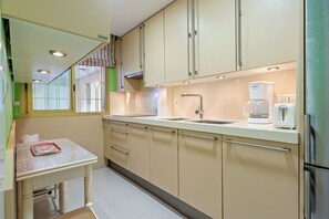 Frigorífico, microondas, horno y placa de cocina