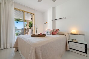 2 bedrooms, free WiFi, bed sheets - Apartment 'Albatros' with Sea View, Wi-Fi and Air Conditioning (Cambrils)