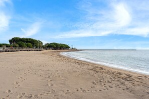 På stranden