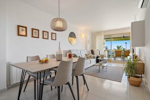 Dining - Apartment 'Albatros' with Sea View, Wi-Fi and Air Conditioning (Cambrils)