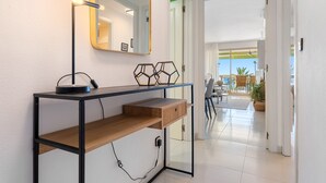 Decoração moderna com uma escrivaninha, espelho e detalhes geométricos.