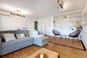 TV - Apartment 'Armonia' with Sea View, Wi-Fi and Air Conditioning (Torremolinos)