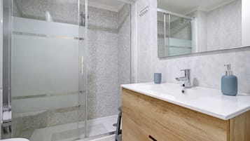 Chuveiro, secador de cabelo, toalhas de banho