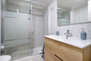 Shower, hair dryer, towels - Apartment 'Armonia' with Sea View, Wi-Fi and Air Conditioning (Torremolinos)