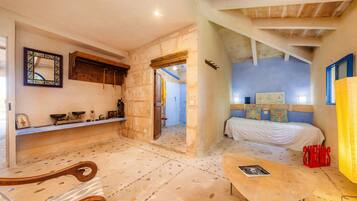 5 bedrooms, iron/ironing board, free WiFi, bed sheets