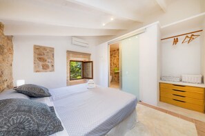 5 bedrooms, iron/ironing board, free WiFi, bed sheets