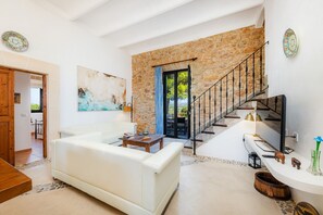 TV, fireplace, stereo