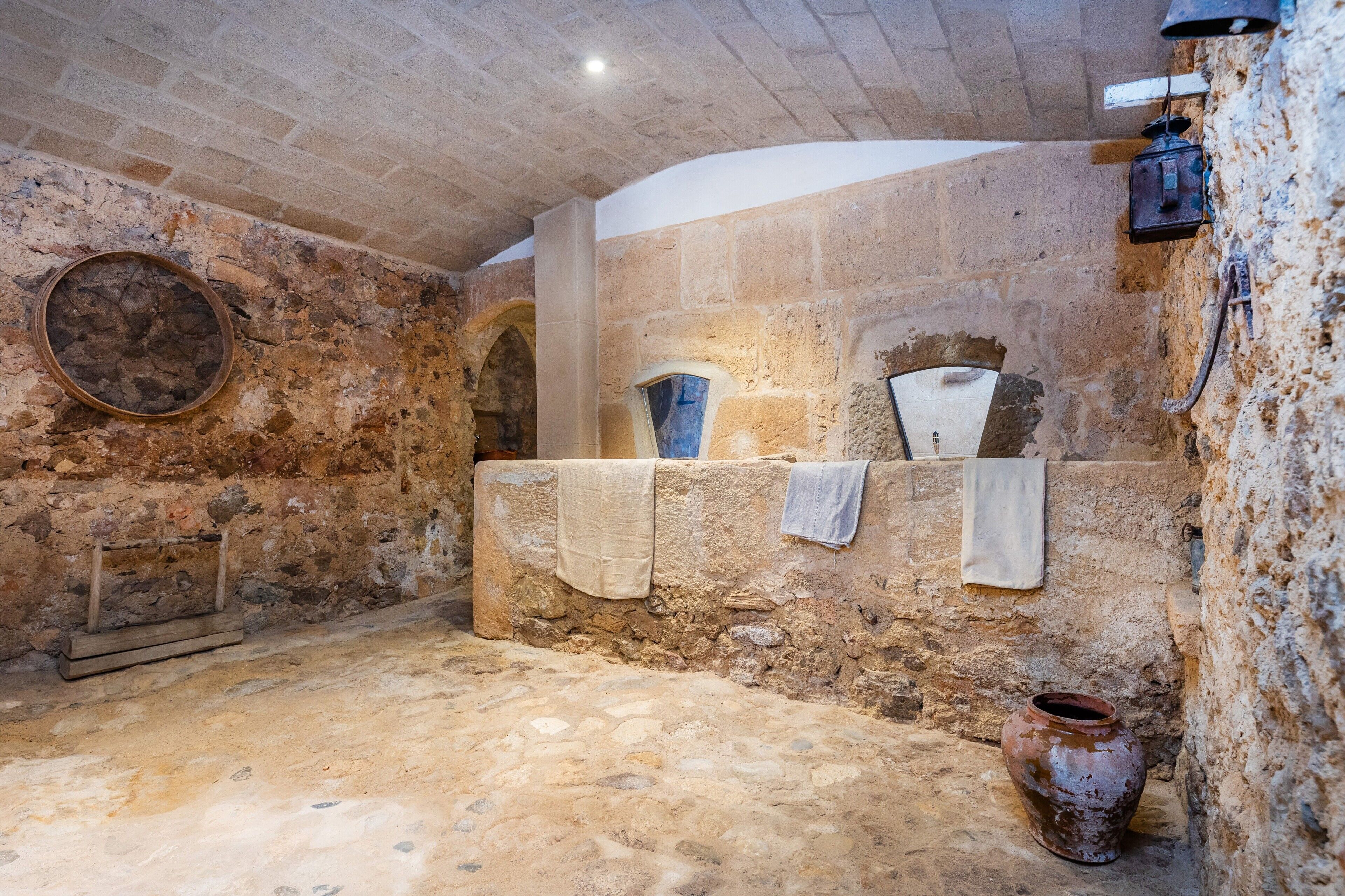 Baignoire, sèche-cheveux, serviettes fournies