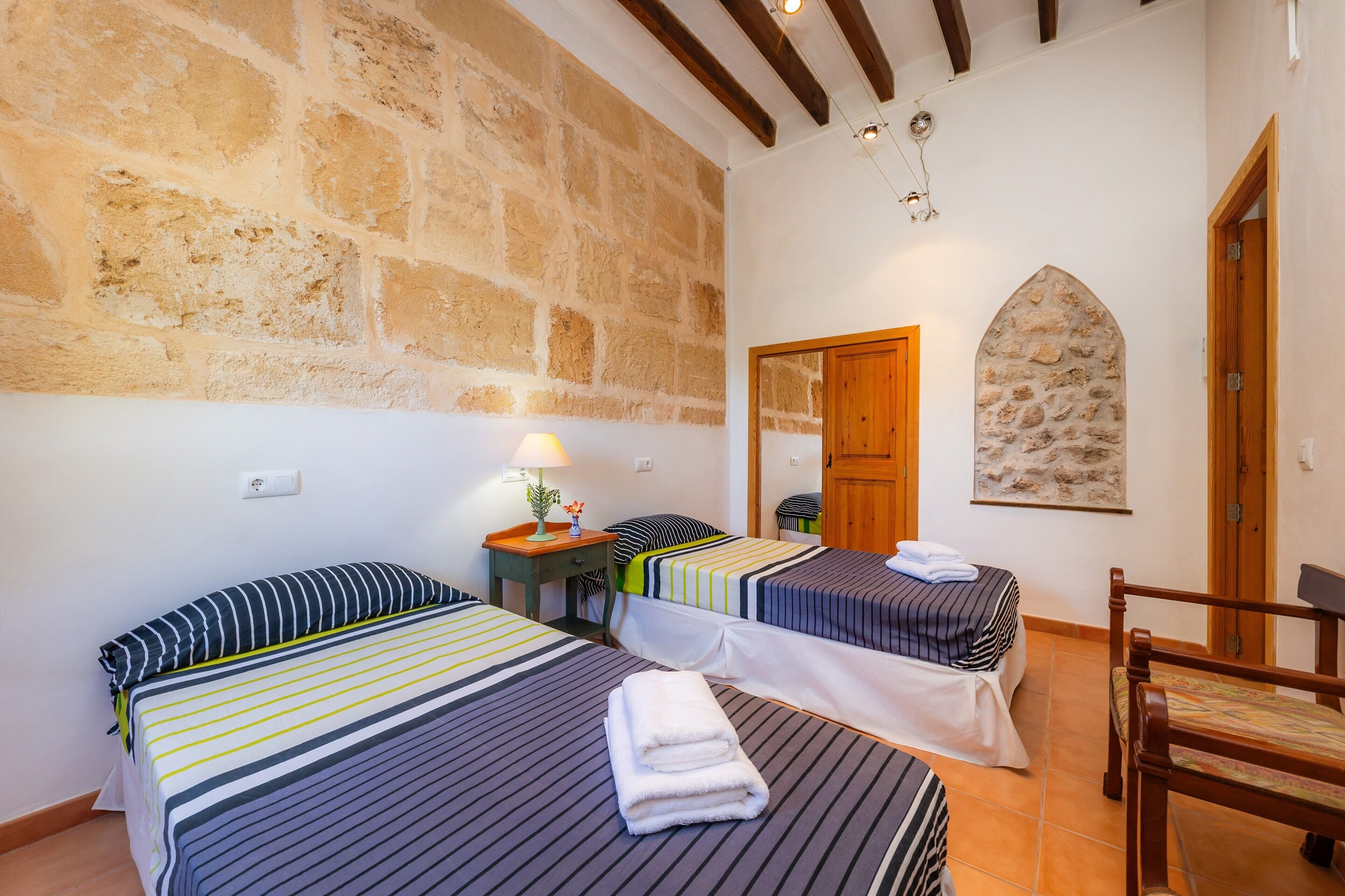 5 chambres, fer et planche à repasser, Wi-Fi gratuit, draps fournis