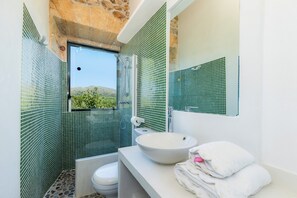 Baignoire, sèche-cheveux, serviettes fournies