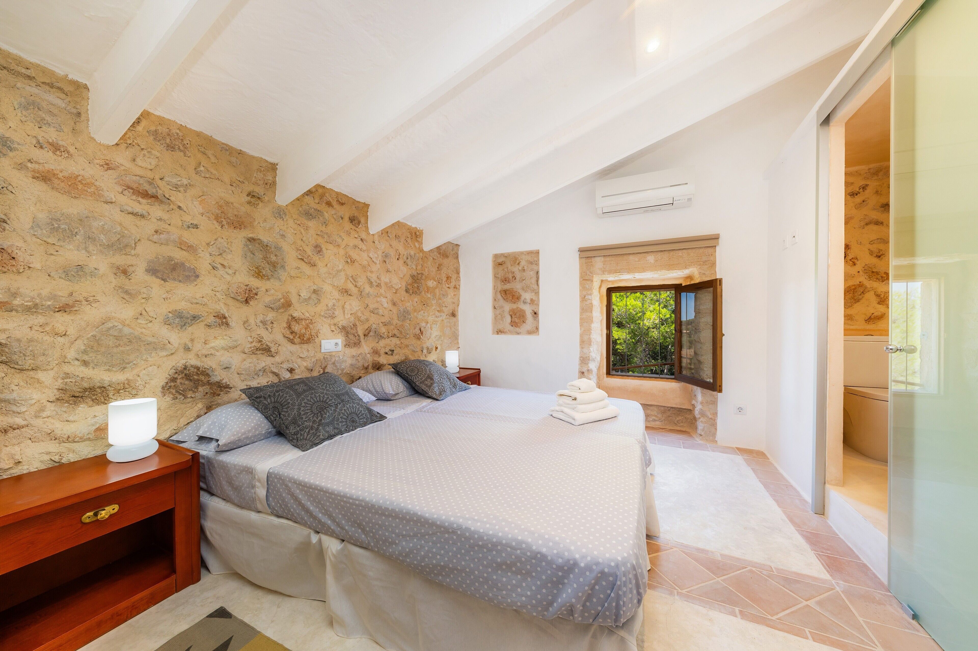 5 habitaciones, tabla de planchar con plancha y wifi gratis 