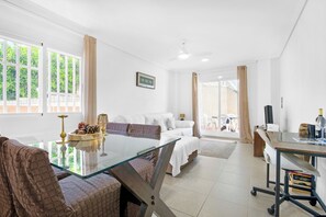 テレビ、暖炉、テレビゲーム、DVD プレーヤー