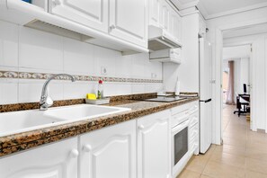 冷蔵庫、電子レンジ、オーブン、コンロ