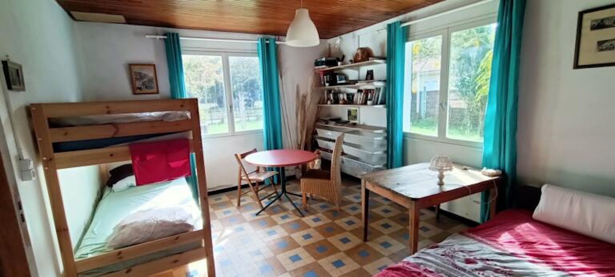 2 chambres, fer et planche à repasser