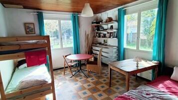 2 chambres, fer et planche Ă repasser