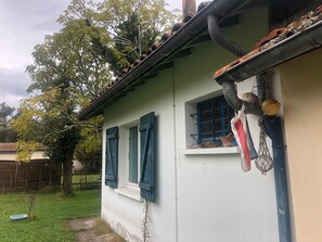 Exterior detail - Charming Country Cottage with Shared Garden (Hourtin)