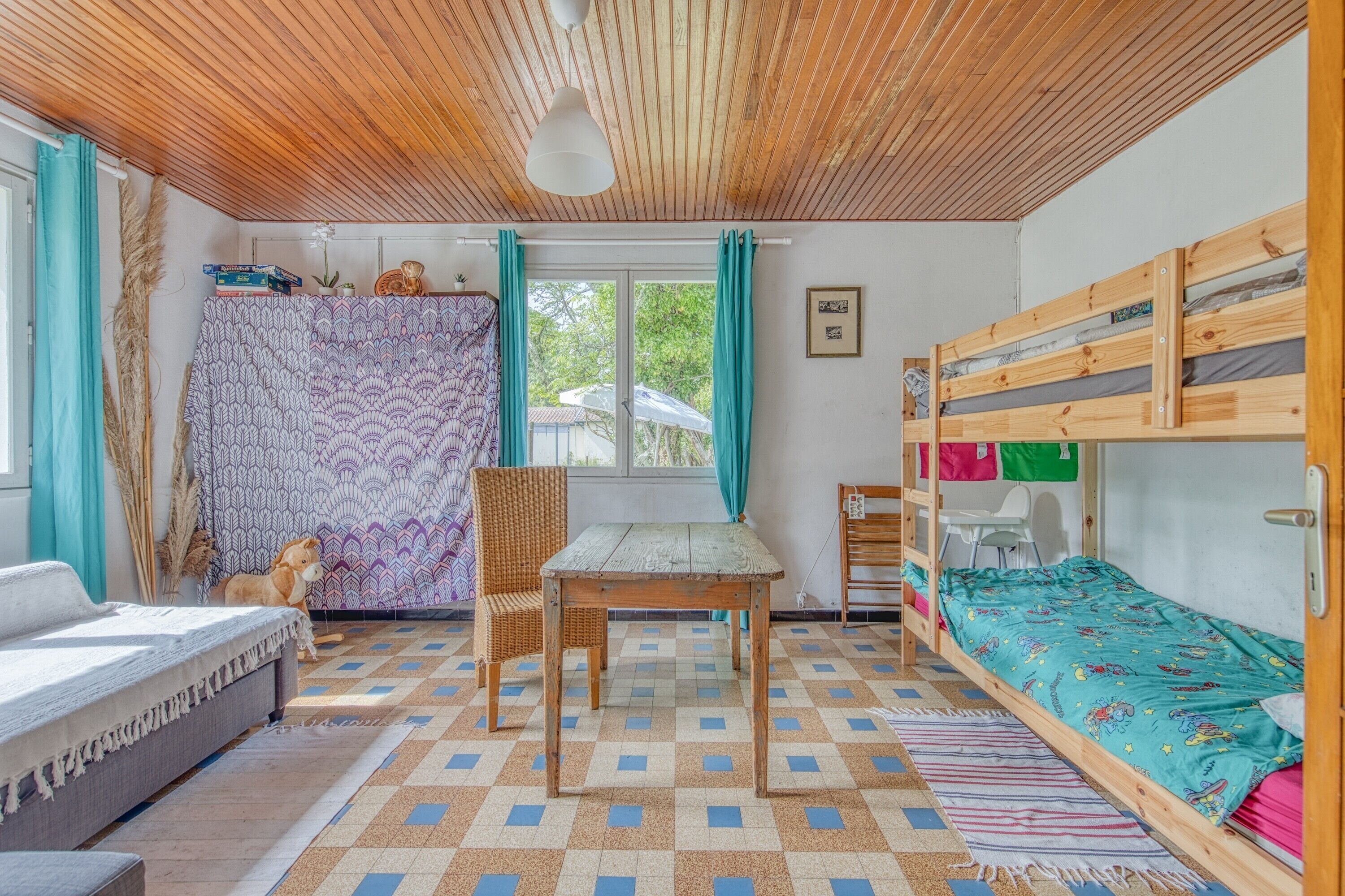 2 habitaciones y tabla de planchar con plancha 