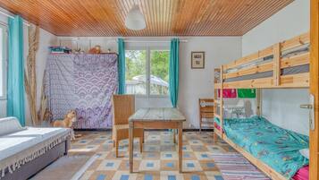 2 habitaciones y tabla de planchar con plancha