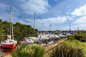 Marina - Charming Country Cottage with Shared Garden (Hourtin)