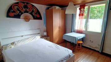 2 quartos, ferros/tábuas de passar roupa