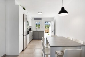 Dining - Apartment 'Bajo Con Jardín Privado Atalanterra' with Sea View, Shared Pool and Wi-Fi (Zahara de los Atunes)