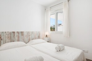 2 bedrooms, free WiFi, bed sheets - Apartment 'Bajo Con Jardín Privado Atalanterra' with Sea View, Shared Pool and Wi-Fi (Zahara de los Atunes)