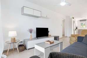 TV - Apartment 'Bajo Con Jardín Privado Atalanterra' with Sea View, Shared Pool and Wi-Fi (Zahara de los Atunes)