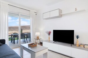 TV - Apartment 'Bajo Con Jardín Privado Atalanterra' with Sea View, Shared Pool and Wi-Fi (Zahara de los Atunes)
