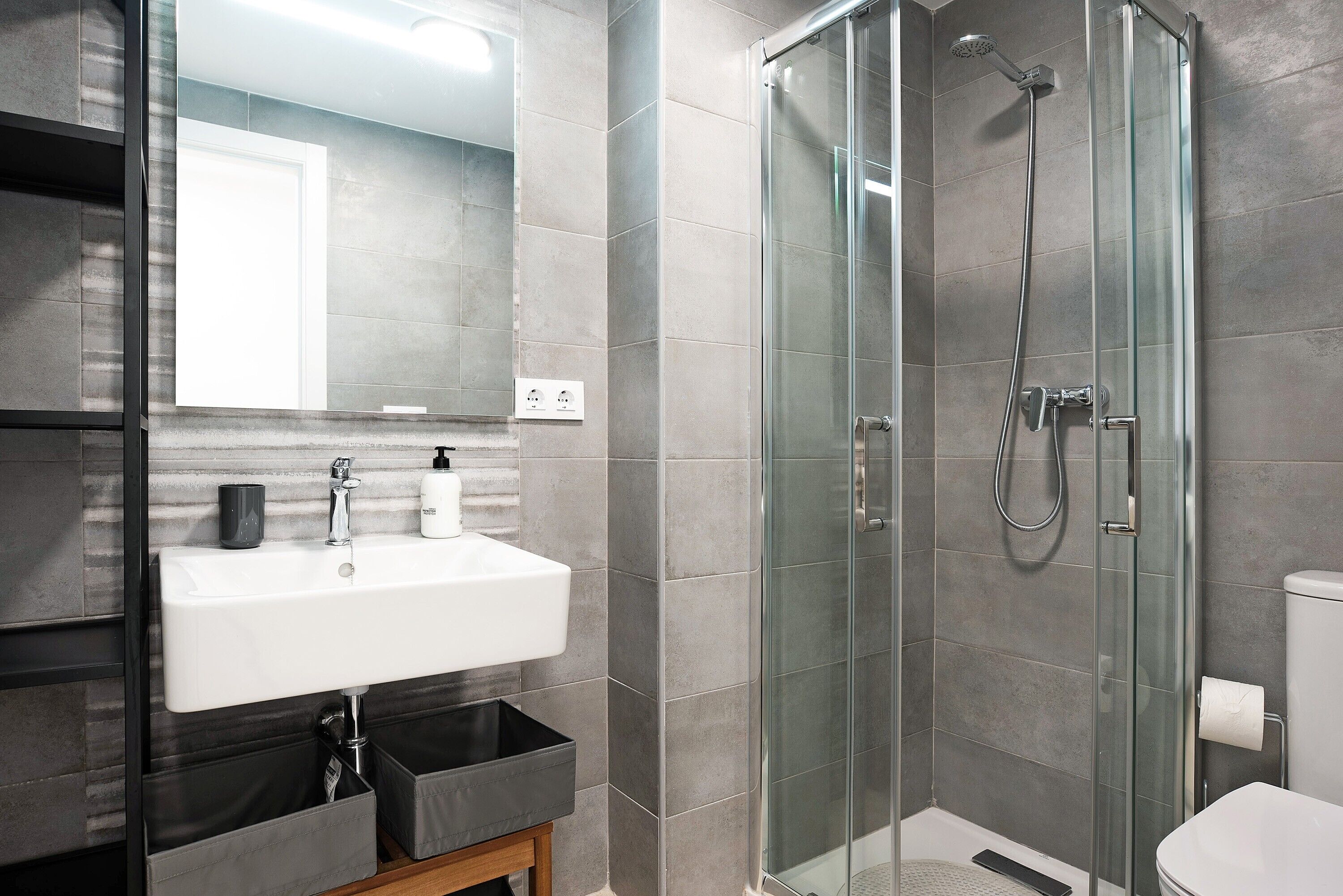 Een douche, een haardroger, handdoeken