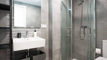 Een douche, een haardroger, handdoeken